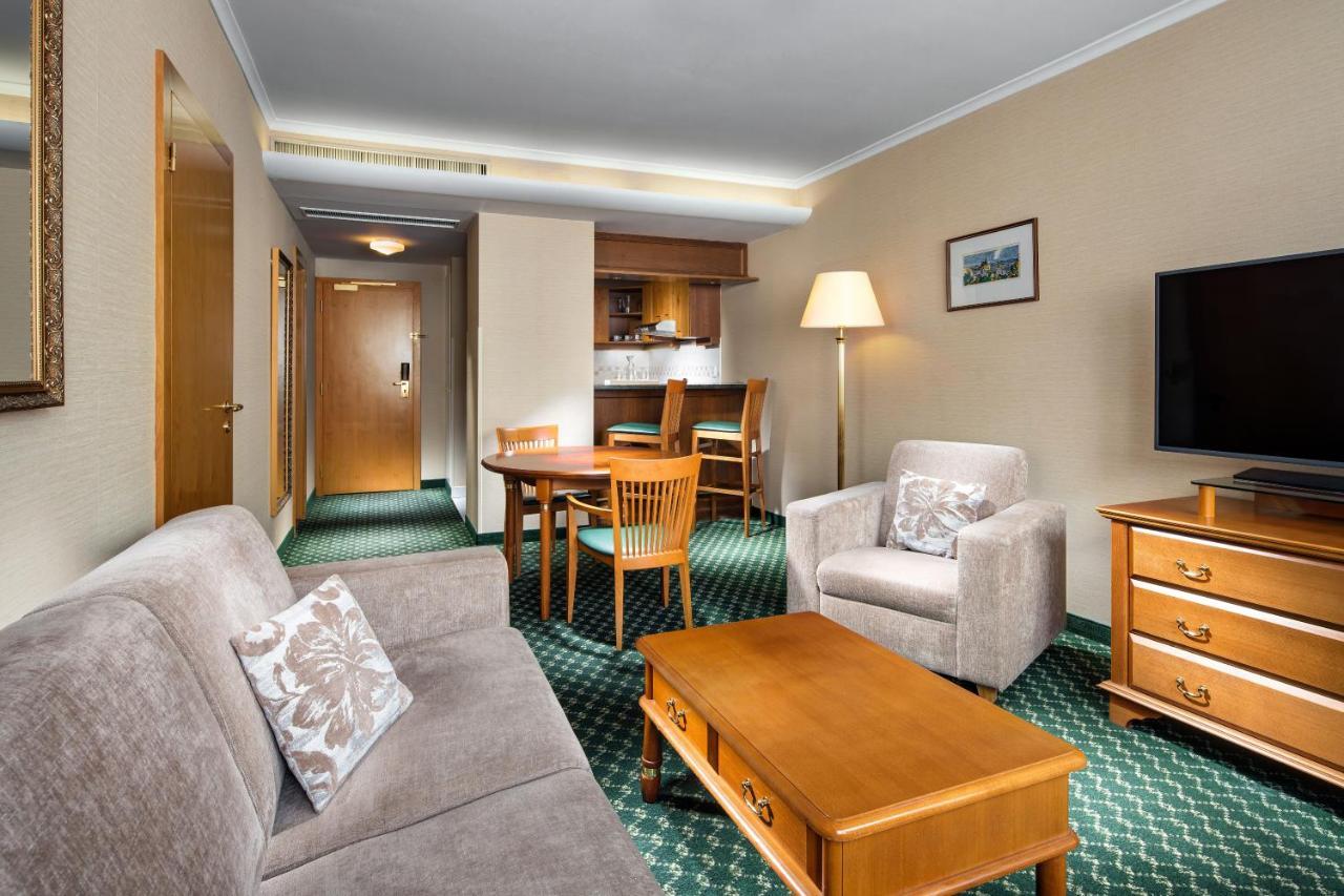 Deluxe One-Bedroom Apartment,1173513594:JPEG