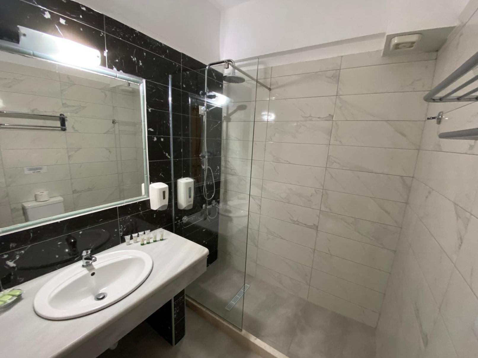 Suite Familiale 2 Chambres (2 Adultes + 1 Enfant)