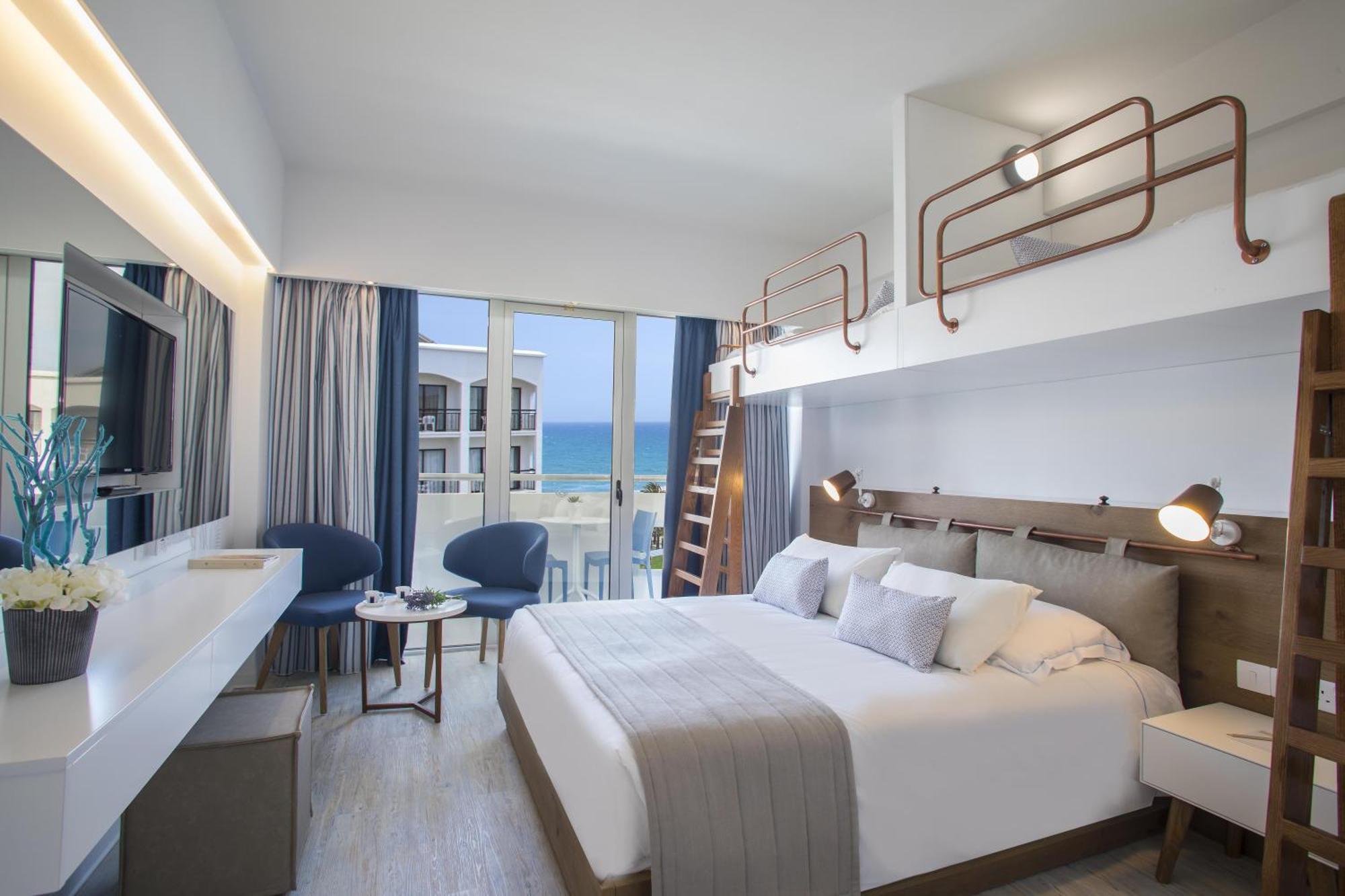Chambre Familiale - Vue Latérale sur Mer