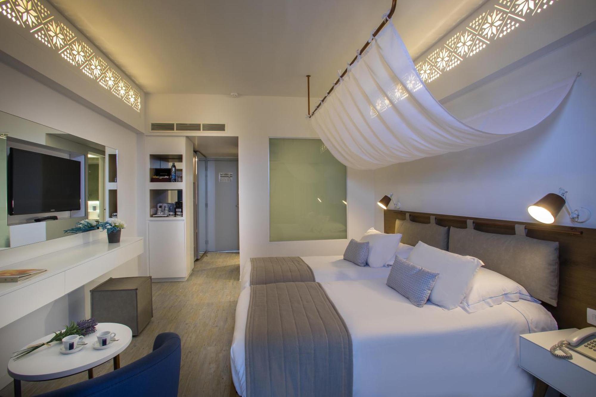 Chambre Double ou Lits Jumeaux - Vue Latérale sur Mer
