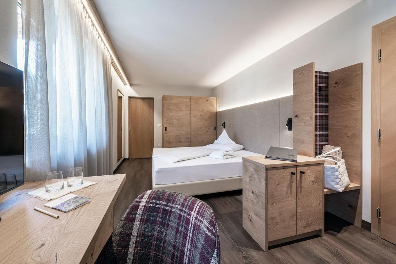 Single Room with Balcony,1271001418:JPEG
