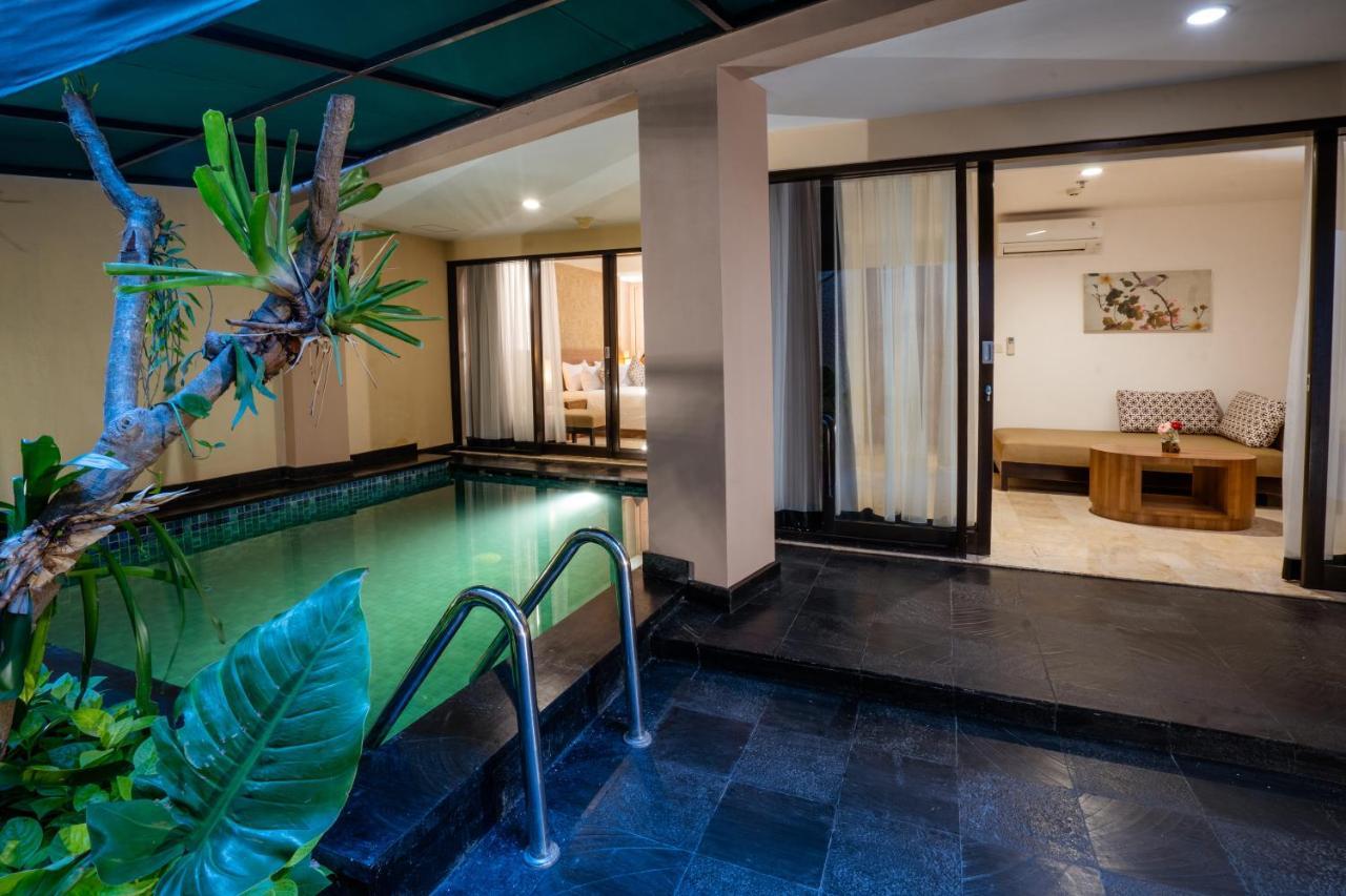 Deluxe Pool Suite