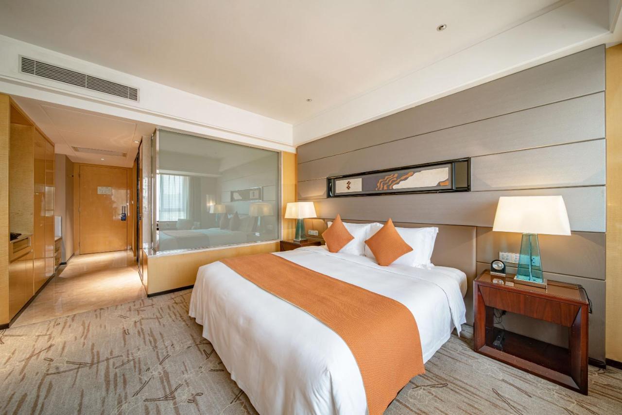 Swiss Executive King Room with Garden View - High Floor