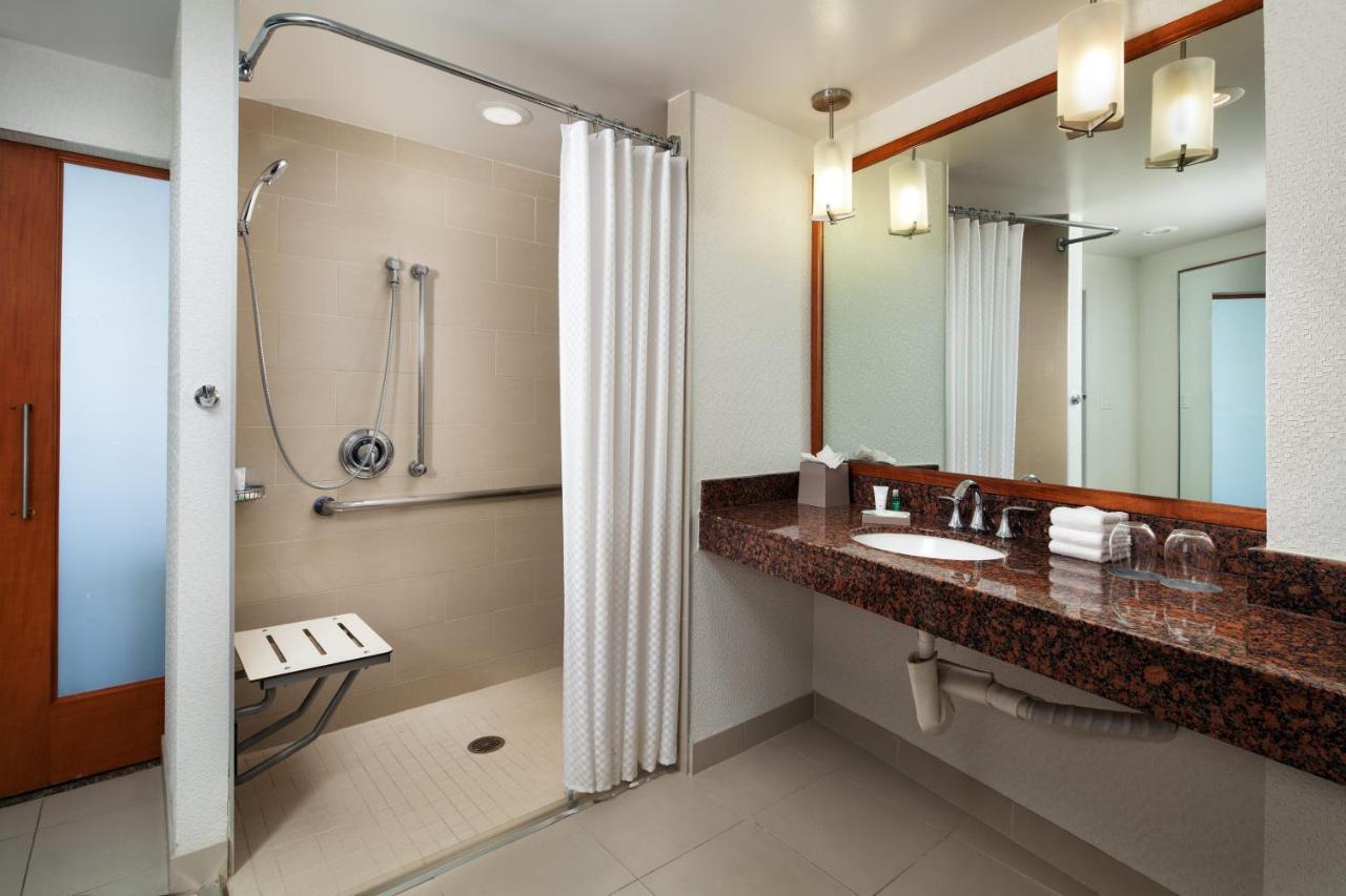 Accessible room, Roll-In Shower, City View,1351937623:JPEG
