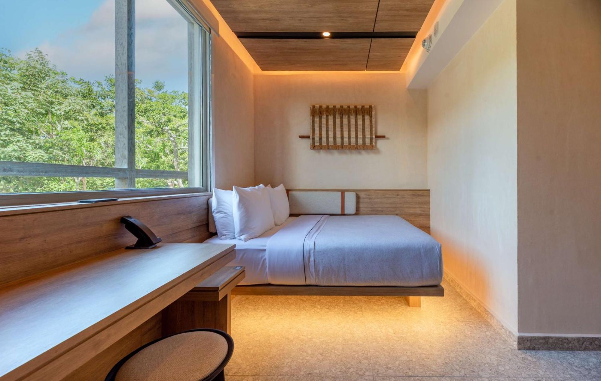 Queen Room with Mobility/Hearing Accessible 3X3 Shower,1506382867:JPEG