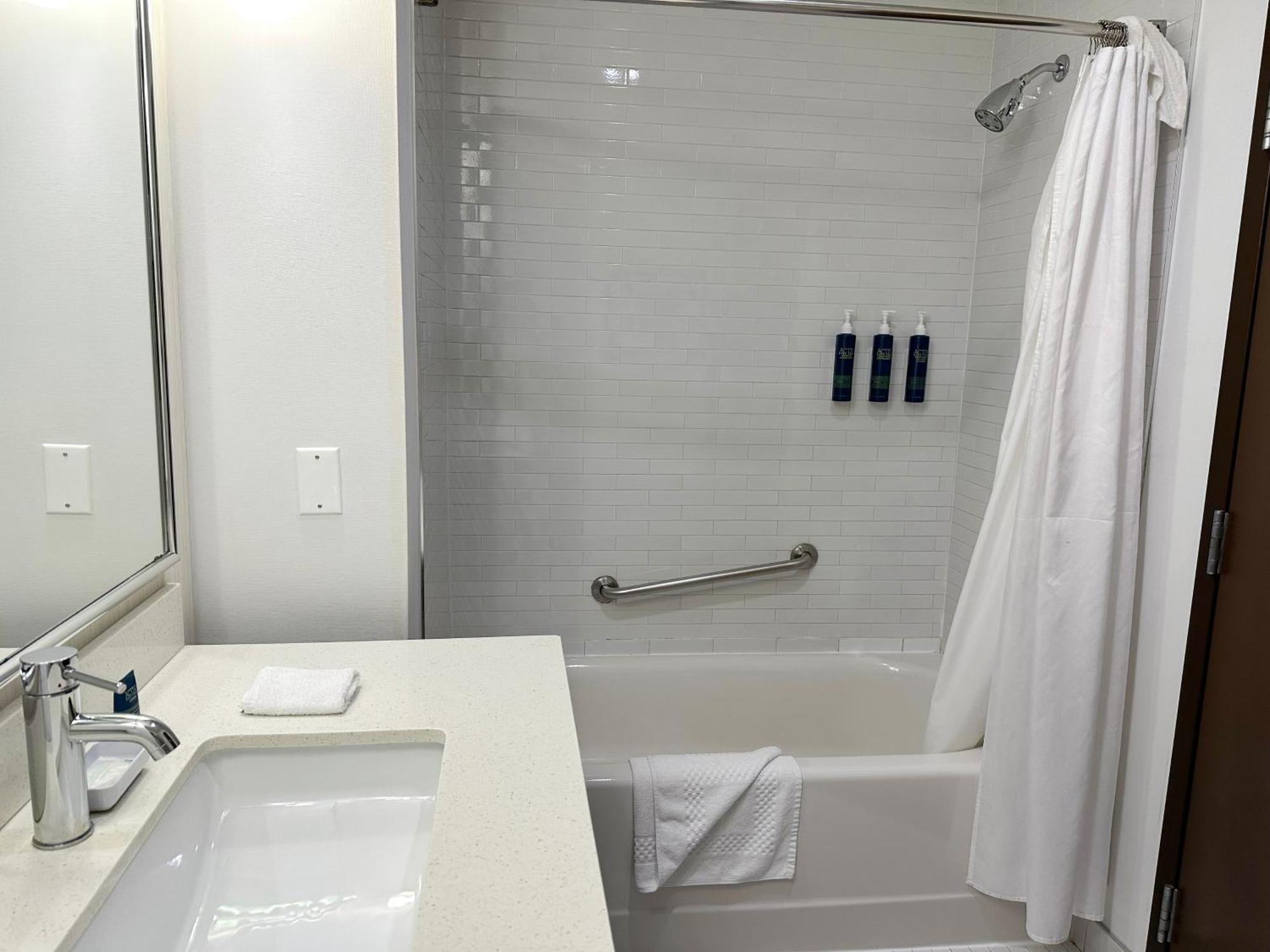 Guest Room, 1 King,1540722211:JPEG