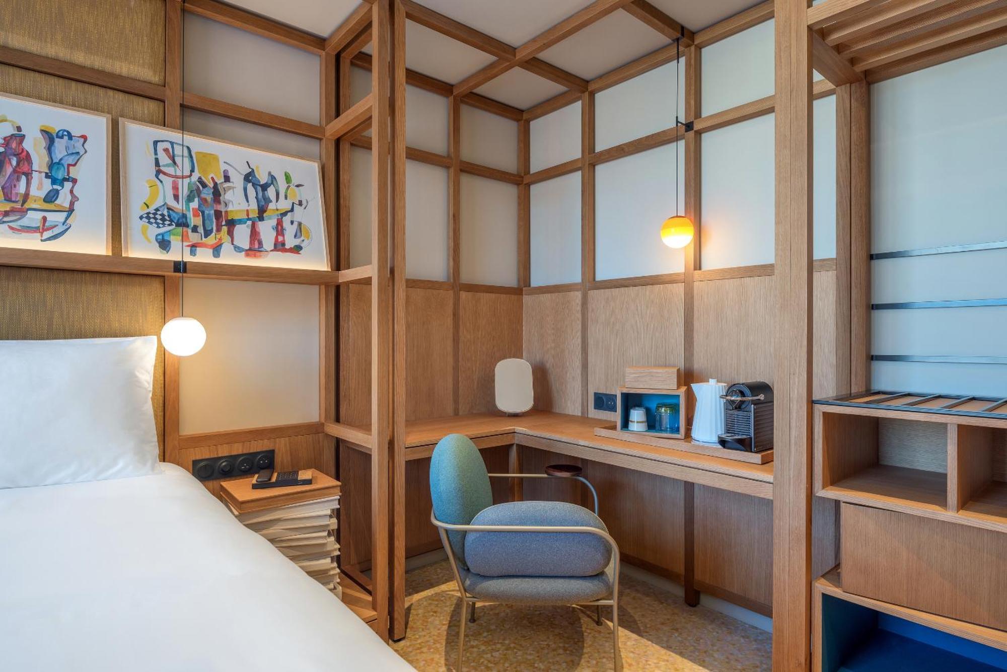 Chambre Lit Queen-Size Accessible aux Personnes à Mobilité Réduite