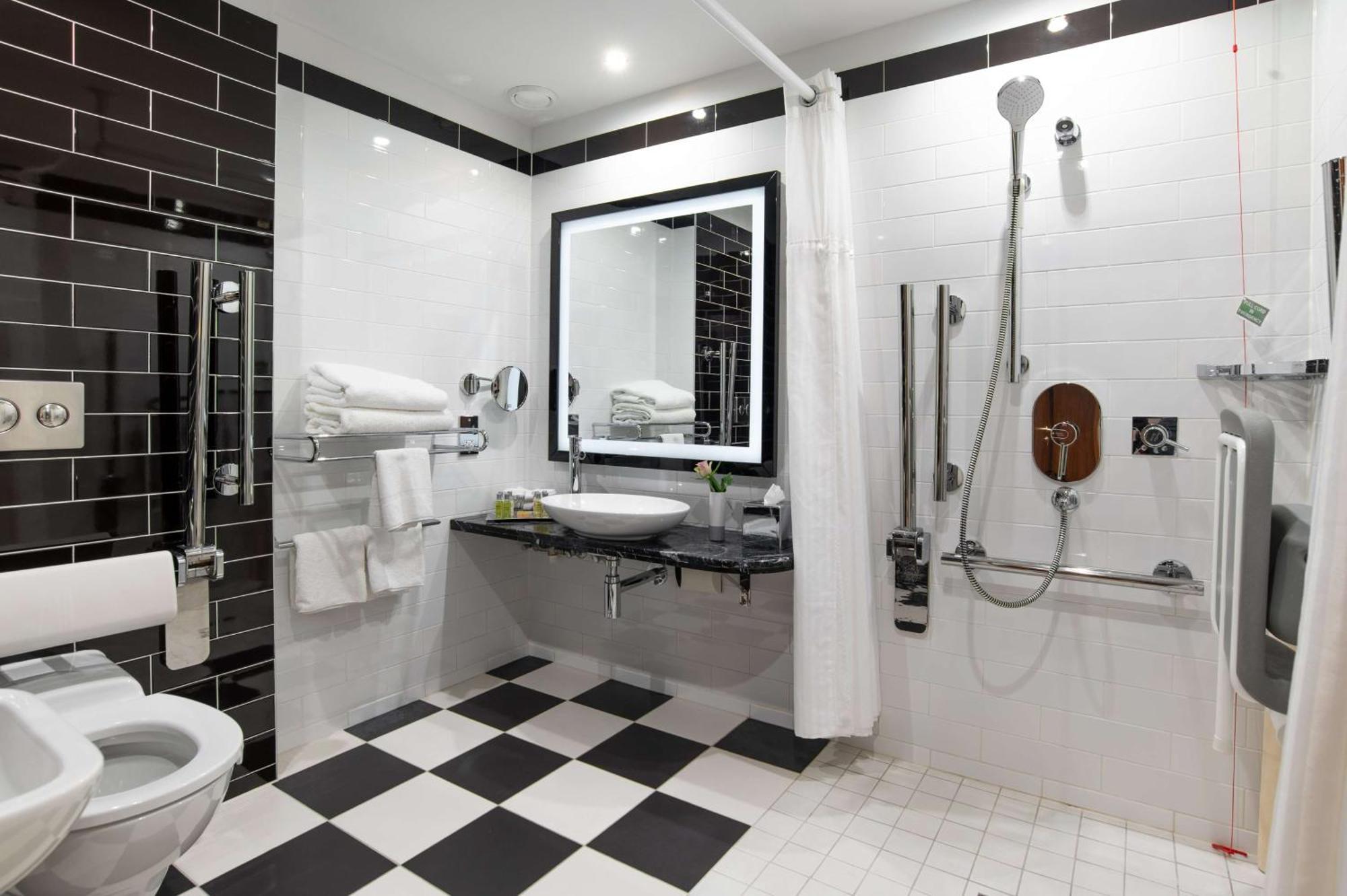 Chambre Lit Queen-Size Accessible aux Personnes à Mobilité Réduite