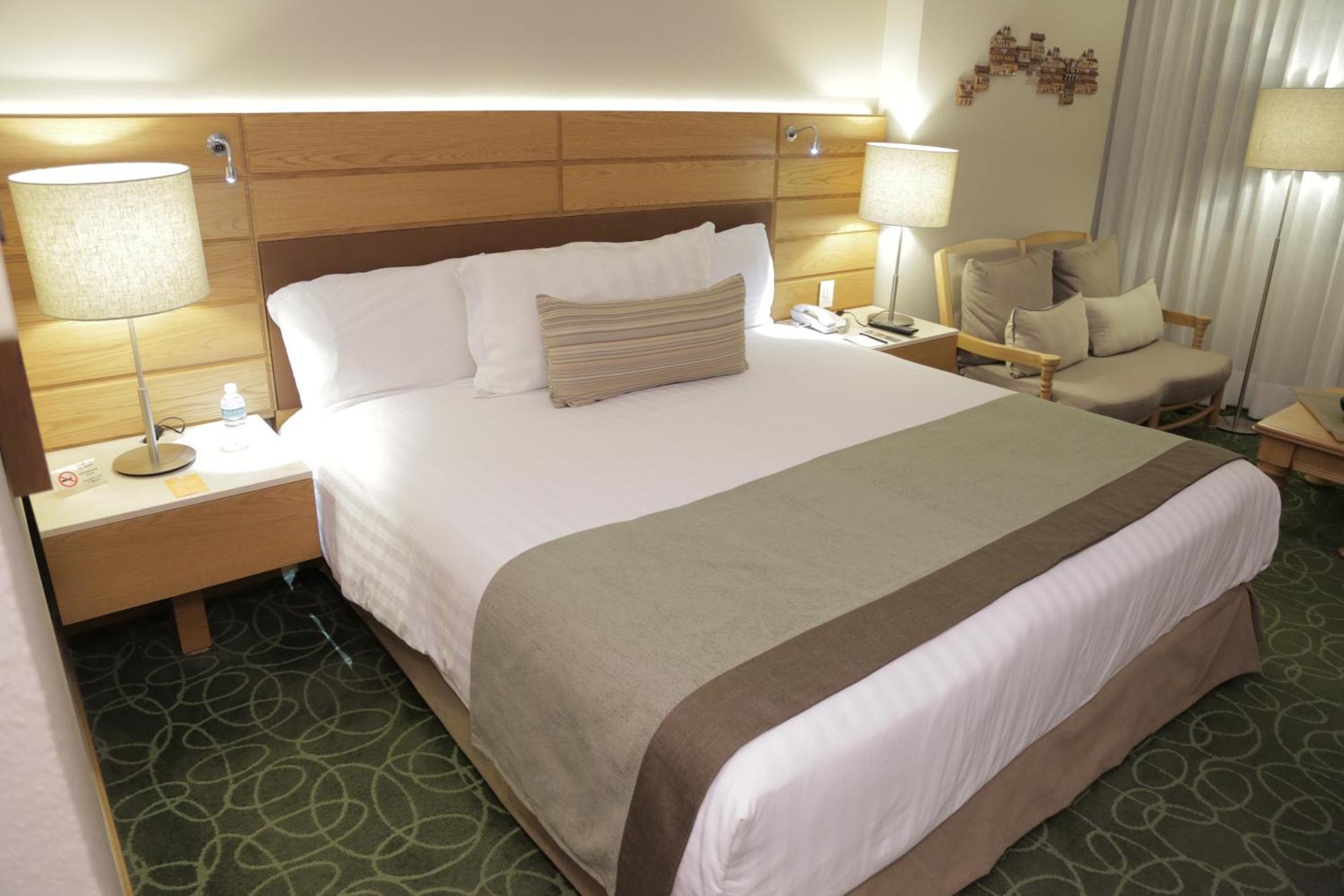 Deluxe, Guest room, 1 King Bed,1634399719:JPEG