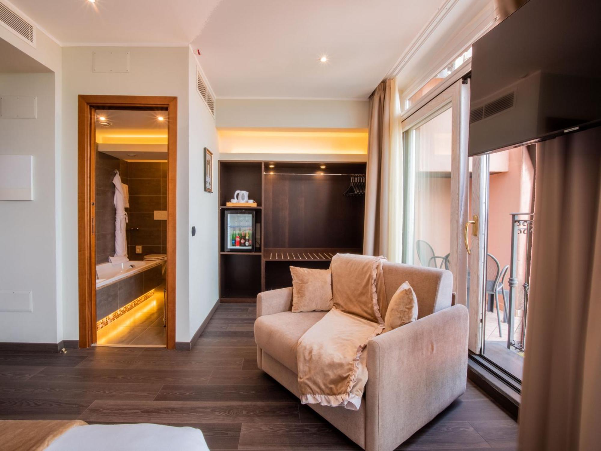 Deluxe Double or Twin Room with Sea View