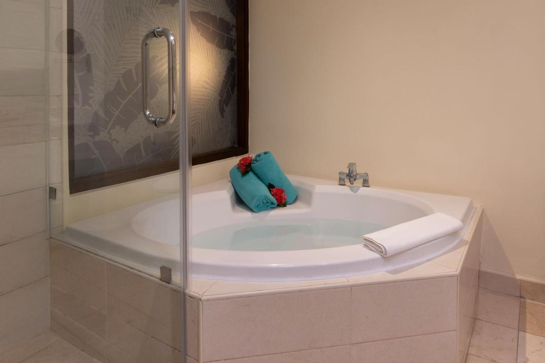 Jr. Suite Premium Tropical View with Jacuzzi,1657197832:JPEG