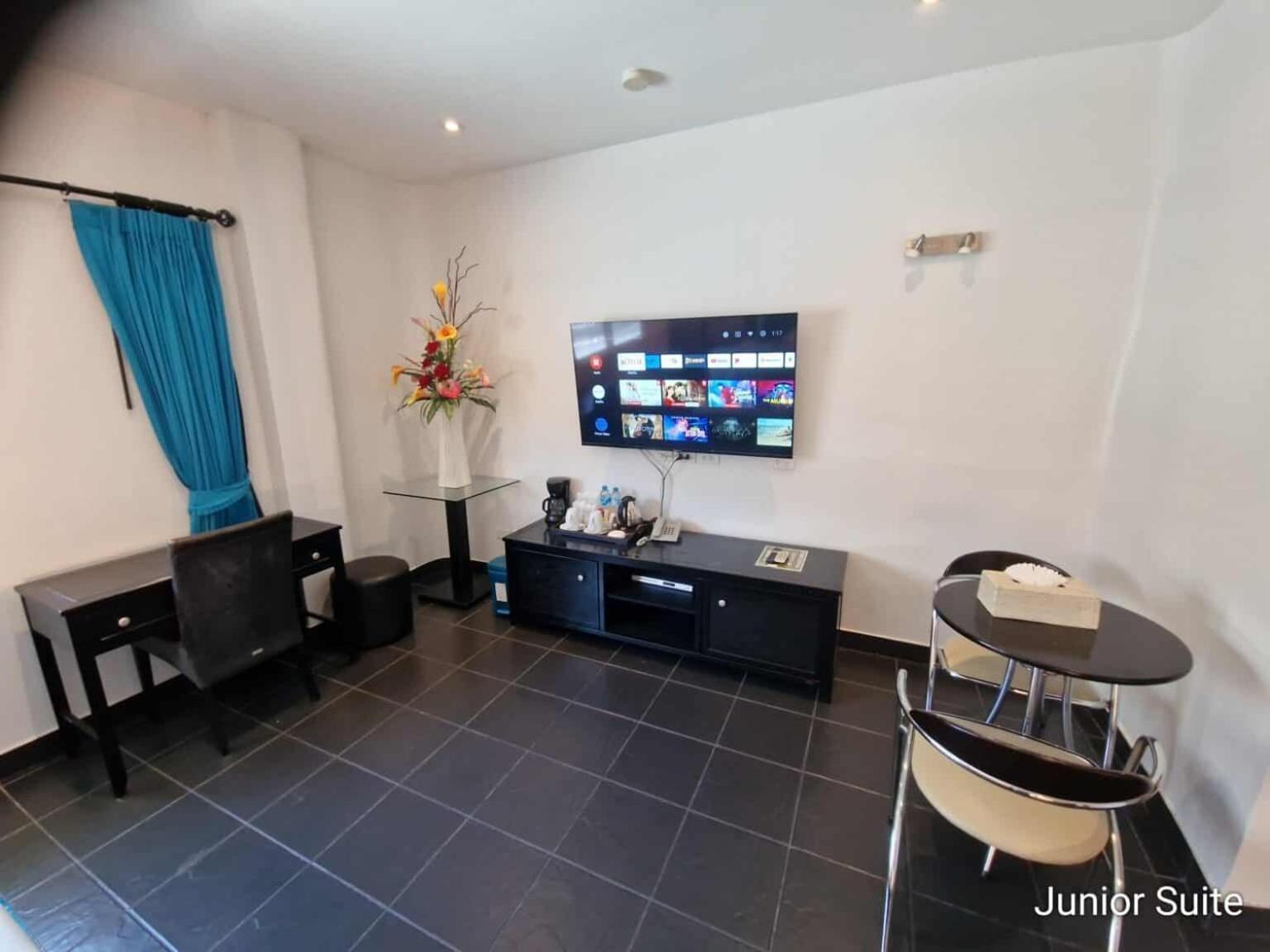 Junior Suite,1704973489:JPEG