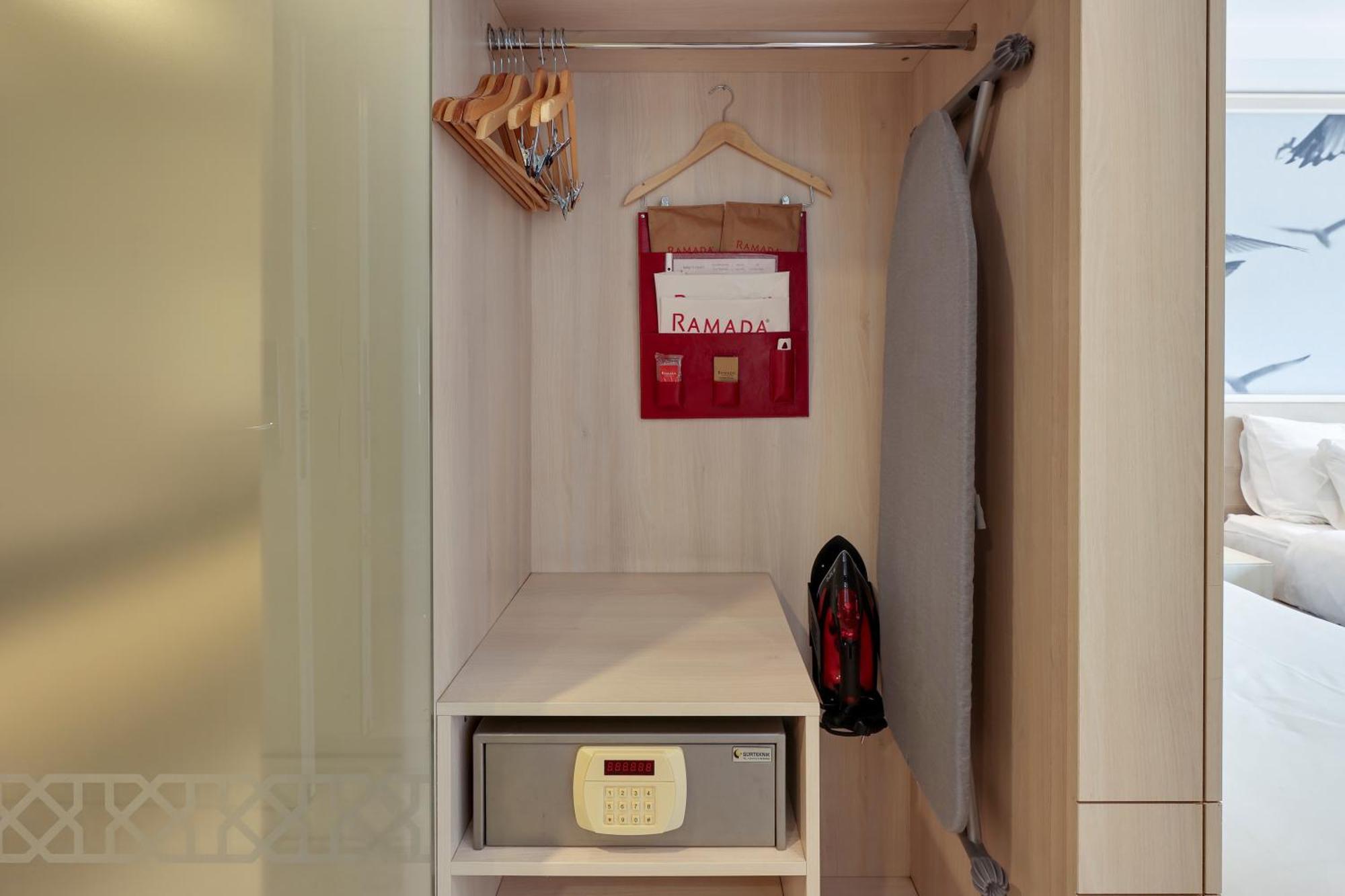 Executive Room, 1 King Bed, Sofa Bed,1730016941:JPEG