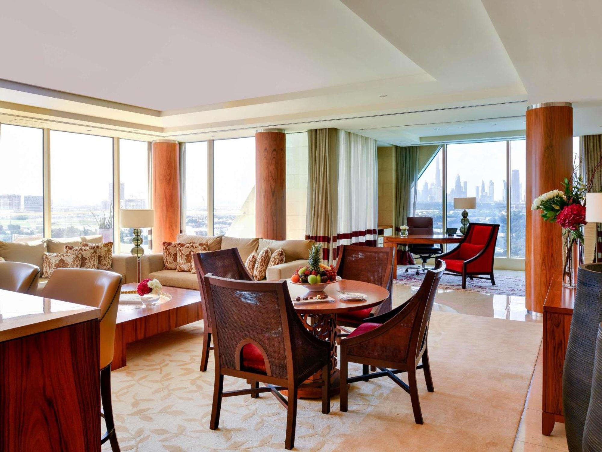 Suite Landmark avec Terrasse - Vue sur Horizon et Accès au Salon Club - Petit-Déjeuner Quotidien, Boissons en Soirée et Canapés Inclus