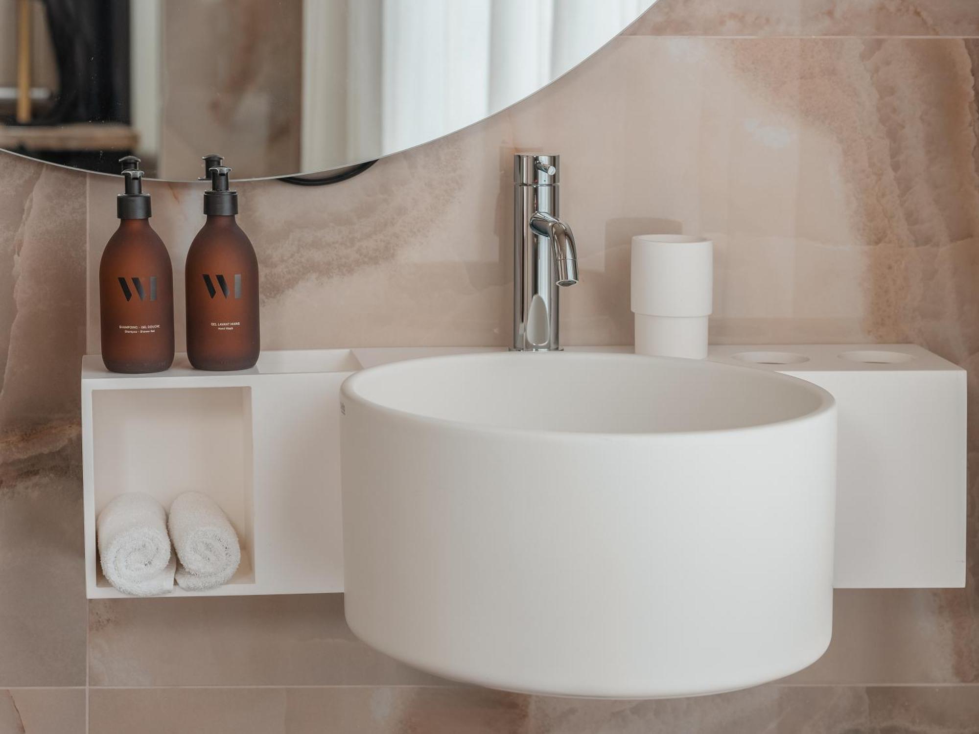 Chambre Double Supérieure avec Balcon - Sauna Gratuit et Accès à la Salle de Sport