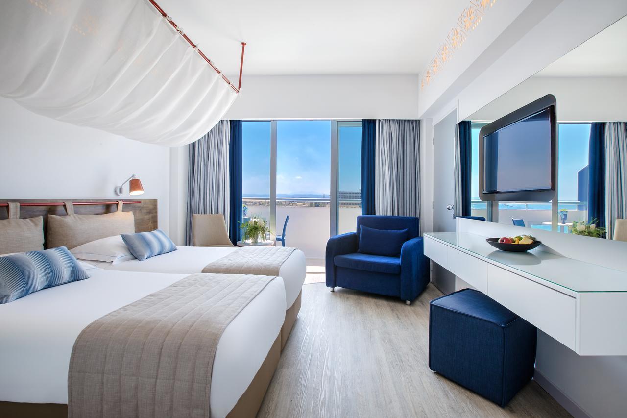 Chambre Double ou Lits Jumeaux Supérieure Premium - Vue Latérale sur la Mer