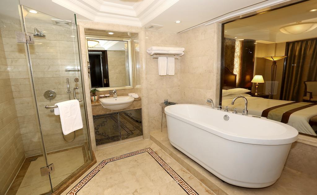 Deluxe Queen Room