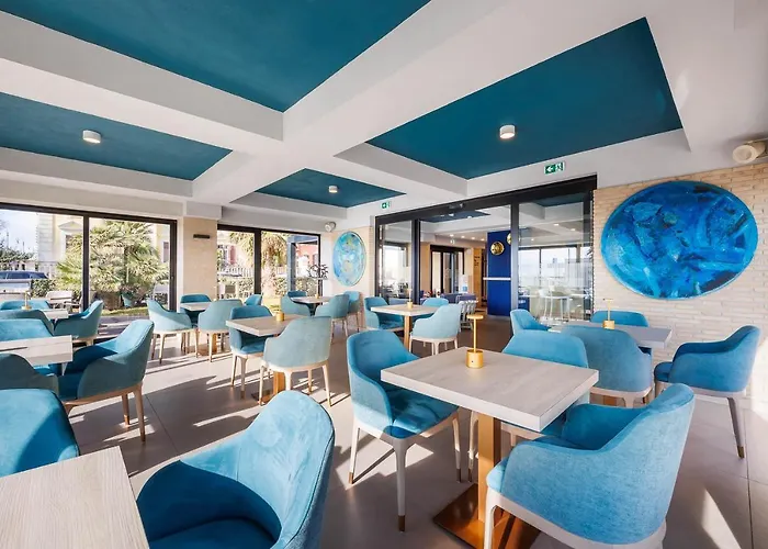 Fly Deco Hotel