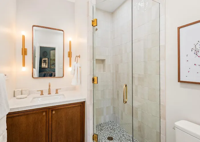 Independence Square 205, Stylish Hotel Room With Ac, Great Location In Aspen