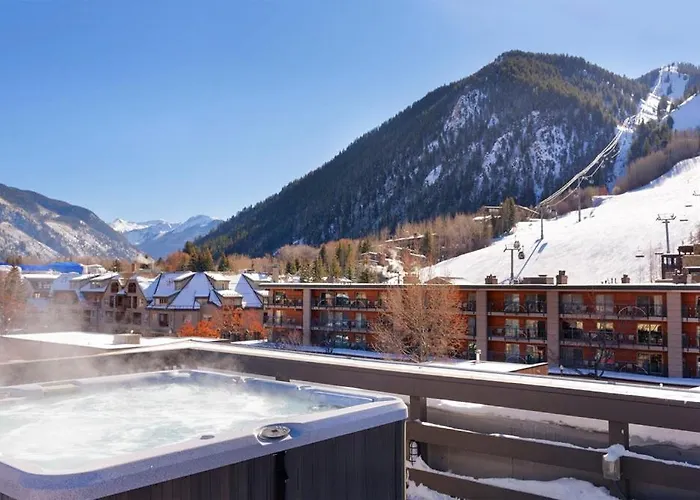 Independence Square 213, Spacious Hotel Room With 2 Queen Beds, Wet Bar, And Sitting Area