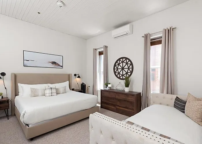 Independence Square 211, Chic Hotel Room With Mountain Views, A/C, & Rooftop Hot Tub