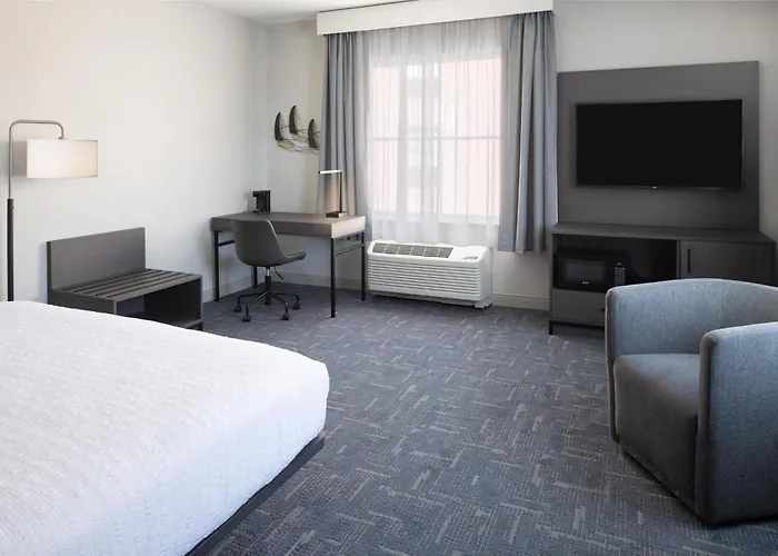 Hampton Inn & Suites Portsmouth Downtown