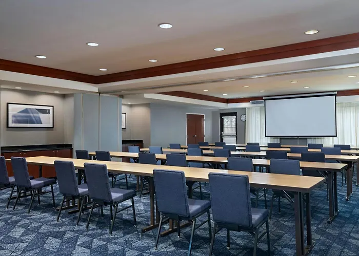 Courtyard By Marriott Omaha Aksarben Village