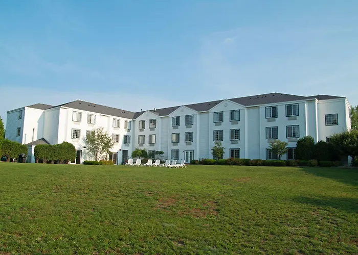 Charlevoix Inn & Suites Surestay Collection By Best Western