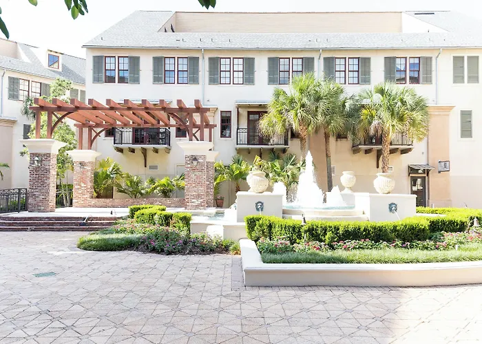 Carriage House Hotel