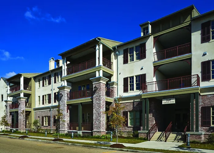 Carriage House Hotel