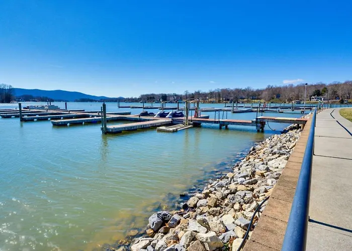 Studio Retreat With Pool, Trails And Lake Access