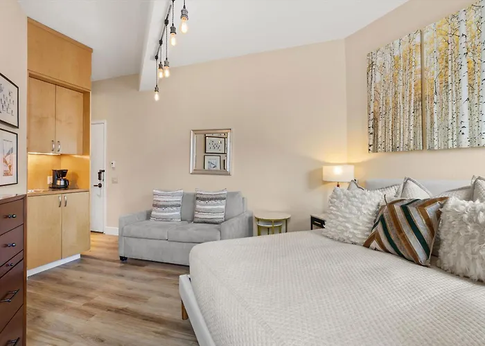 Independence Square 304, Stylish Hotel Room With Downtown Views & Great Location