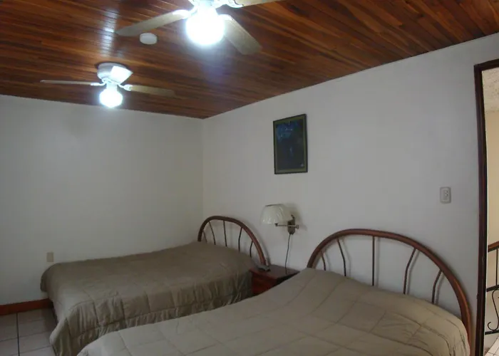 Hotel La Guaria Inn & Suites